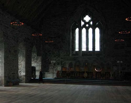 ​Interiør Håkonshallen. Mørkt bilde.