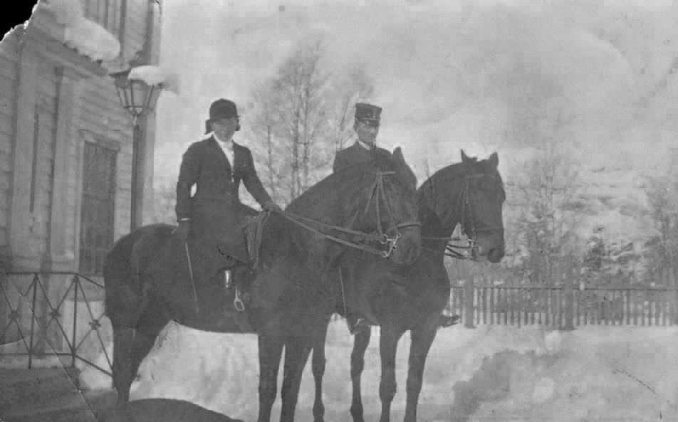 Fru Kloumann og Ljung til hest