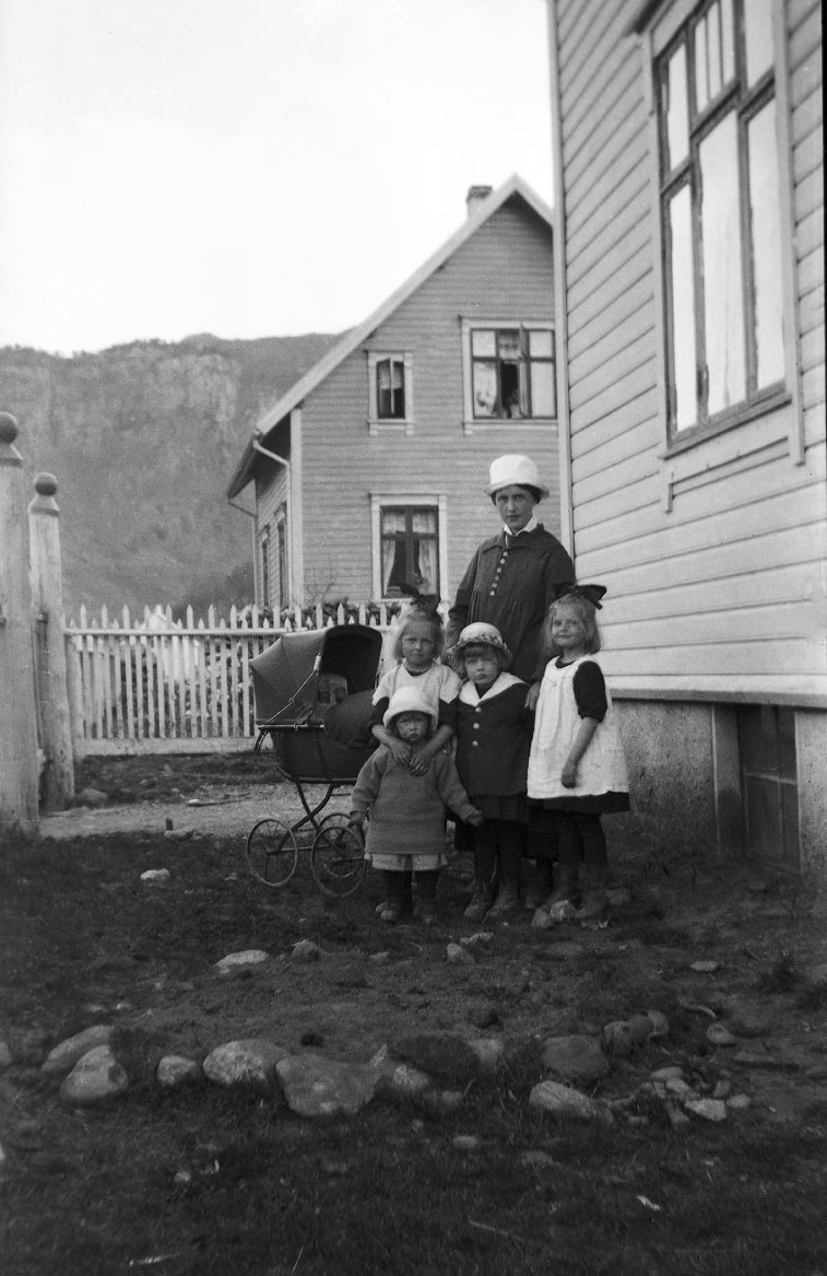 Jenny Othilie Ljung med barna